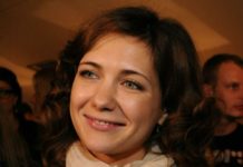 Звездный тренд: Климова вслед за Высоцкой отметилась с объемной сумкой цвета восточных специй