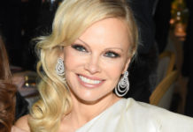 После расставания с бойфрендом: 52-летняя Памела Андресон в откровенном платье в Париже