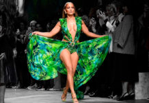 Перед показом: как проходила примерка того самого платья Джей Ло