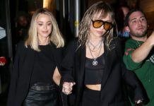 На одного счастливого Лиама Хемсворта в мире стало больше: Майли Сайрус рассталась с девушкой! С тех пор, как стало известно о разводе Майли Сайрус (26) и Лиама Хемсворта (29), певица буквально каждый день появлялась на публике с новой девушкой – блогером Кейтлин Картер. Кстати, говорят, девушки съехались почти сразу после разрыва Майли и Лиама и Сайрус даже познакомила Кейтлин с родителями! Казалось бы, все очень серьезно. Но сегодня инсайдеры из окружения пары сообщили порталу People, что девушки приняли решение остаться друзьями. «Майли и Кейтлин расстались. Они навсегда останутся близкими друзьями и будут всегда друг друга поддерживать. Но романтическим отношениям конец», — рассказал источник. В мире стало больше на одного счастливого Лиама Хемсворта! Напомним, Майли и Лиам подали на развод после 8 месяцев брака (а встречались они 10 лет!). Сначала фанаты считали, что причина разрыва в интрижке певицы с Кейтлин Картер. Тогда девушек засняли целующимися на яхте. Но потом Майли выпустила официальное обращение, в котором заявила, что она никогда не обманывала мужа и не изменяла. «Я понимаю, что жизнь, которую я выбрала, означает, что я должна быть полностью открытой со своими поклонниками, которых я люблю, и уделять им 100% времени. Я не могу смириться с тем, что обо мне говорят, будто я лгу, чтобы скрыть преступление, которого не совершала. Мне нечего скрывать», — написала певица в Instagram.