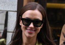 В костюме на голое тело: новый выход Ирины Шейк