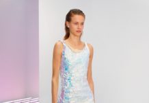 Прозрачные брюки и платье из сетки на показе Acne Studios