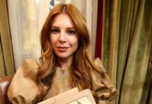 Домашний стиль: беременная Подольская в платье на запах с цветочным принтом приготовила ужин