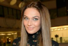 «Напоминает Битлджуса»: Водонаева позировала в полосатых брюках и «ботинках-убийцах»