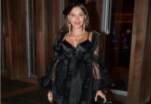 Тодоренко прогулялась с сыном в асимметричной куртке оверсайз и маскулинных сапогах