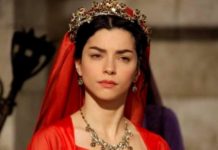 «Вот вам и будущая валиде»: Мерве Болугур в бикини со шнуровкой сверкнула прелестями фигуры