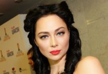 «Вид потрясающий»: Самбурская в кружевном корсете засветила пышную грудь