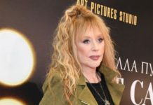 «Опасно!»: Пугачева в платье-рубашке со шлейфом и чулках похвасталась стройными ногами