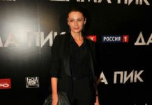 Фандера в джинсовых шортах мини и «розеткой» на голове устроила танцы под песню Басты