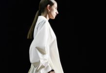 Золотые сапоги и прозрачное платье в пол в коллекции Jil Sander SS21