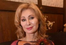 «Это просто красиво»: Цыганова примерила джинсы с расшитым меховым пальто и получила комплимент стилиста