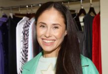 «Весь корсет расшит камнями»: Илана Юрьева выставила на аукцион платье ручной работы