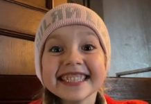 «В культурном шоке»: Лиза Галкина удивила маму сандалиями из бумаги