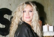 Брежнева в силуэтном платье с открытой спиной устроила танцы на морском побережье