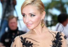 «Годы идут, а вы все молодеете»: 45-летняя Навка в цветочном купальнике блеснула шикарными ножками