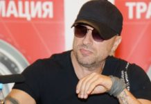 «Хотелось бы поменьше выпендриваться»: Нагиев раззадорил фанаток обнаженным торсом