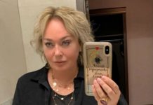 «Какой чудесный день»: Гузеева в джоггерах с лампасами и свободной тельняшке отдохнула в саду