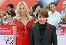 «Доброе утро!»: жена Юдашкина предстала в белоснежном банном халате у панорамного окна