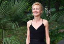 «Глаз не оторвать»: 57-летняя Дапкунайте показала безупречную фигуру в черном купальнике