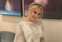 «Счастливая девочка»: Пелагея показала, как ее дочка поплескалась в воде с дельфинами