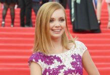 «Что вы творите?»: Ольга Кузьмина из «Кухни» сразила судей шпагатом в поддержке прямо на льду