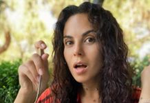 «Лиф еле-еле удерживает грудь»: Каменских в секси бикини смело оголилась у пальмы