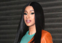 Новый выход Карди Би в прозрачном топе. Вот это декольте!