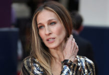 Фанаты встретили Сару Джессику Паркер в аэропорту. Но она не рада!