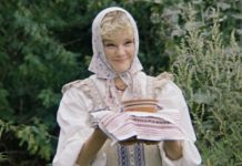 Счастье в глазах: Захарова в полосатом пальто оверсайз обнародовала редкий светский кадр с папой