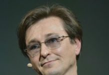 «А под столом – вон что»: Безруков запечатлел сына и дочь, «помогающих» ему в работе