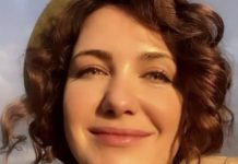 Будни актрисы: Климова запечатлелась в песочном плаще и оливковом берете на катере