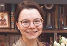 «Нравится сочетание цветов»: Брухунова в платье и объемной джинсовке запечатлелась в тени деревьев