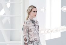 Подвески в виде сумок и розовый пиджак мечты: Chanel представили коллекцию SS21 в Париже