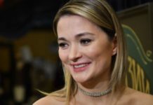 «Безумно идет этот образ»: Надежда Михалкова в платье из белого льна выступила на льду