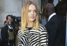 Водянова в джинсах с высокой посадкой и блузе в крапинку повеселилась с друзьями