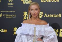 Веселое трио: Навка в жакете цвета фуксии и с конским хвостом спела с подругами хит Жасмин