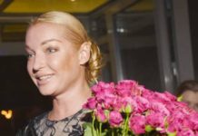 «Не перестаю удивлять»: Волочкова вместо свадьбы похвасталась своей грациозной растяжкой