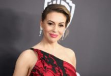 Не стесняется: Алисса Милано кормит грудью ребенка