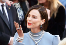 Шарлиз Терон с сыном в кафе! Она с короткой стрижкой, он с дредами и в платье