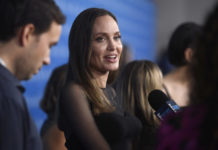 Вот продавец ошалел: Анджелина Джоли в магазине с детьми