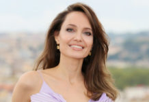 В очень легком платье: Анджелина Джоли в магазине с дочкой