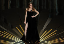 Ну очень горячо! Джоли о самом откровенном платье и другие голые выходы звезд