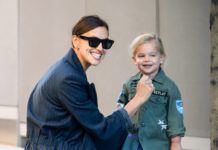 Всегда вместе! Ирина Шейк на прогулке с дочкой в Нью-Йорке