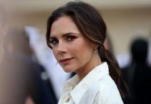 Королева! Виктория Бекхэм повторила свое легендарное фото с растяжкой