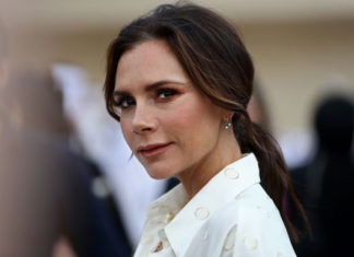 Королева! Виктория Бекхэм повторила свое легендарное фото с растяжкой