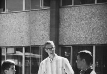 От студентов «Лиги плюща» и Майкла Джексона до Беллы Хадид и Гарри Стайлса: эволюция тренда на белые носки с классической обувью