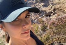 Вместо классических брюк и юбок: Виктория Бекхэм в лосинах в аэропорту Лондона