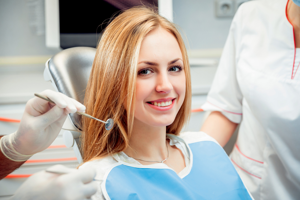 В услуги стоматологов входит: профессиональная чистка, отбеливание, удалени...