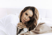 Видео: с кем страстно целуется Айза Анохина?