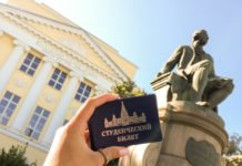 Что происходит: почему на факультете журналистики МГУ выступают прокуроры, а студентов отчисляют за поддержку арестованного аспиранта?